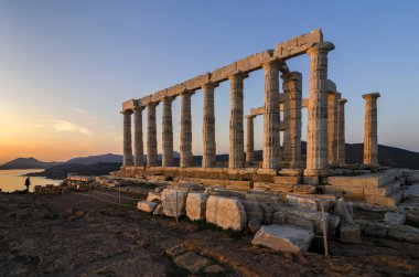 Sounion, Attika / Yunanistan: renkli günbatımında Cape Sounion ve Poseidon Tapınağı kalıntıları