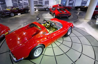 Atina, Attika / Yunanistan: Ferrari Dino 246 Gts ve Ferrari 365 Gt4 Berlinetta boksör Yunan Motor Müzesi'nde
