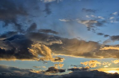 Renkli gündoğumu, ile dramatik bulutlu gökyüzü günbatımı