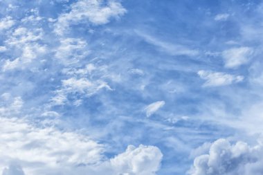 parlak mavi bulutlu gökyüzü