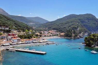 Yunanistan Parga şehir manzarasına. Bağlantı noktası, Krioneri beach, Panagia Adası