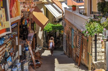 Parga, Epir - Yunanistan. Parga şehir, Hediyelik eşya dükkanları, Hatıra Eşyası dar sokakta