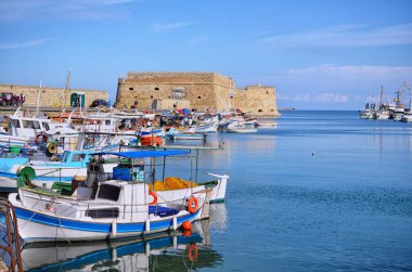 Heraklion, Girit - Yunanistan. Koules (castello bir kısrak) eski liman Kandiye Kalesi önünde geleneksel balıkçı tekneleri