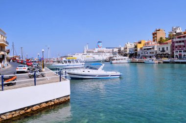 Agios Nikolaos, Crete / Yunanistan. Bu bağlantı noktası ile Agios Nikolaos şehir görünümünü. Çok sayıda mağaza, otel ve her iki bağlantı noktasının barlarda