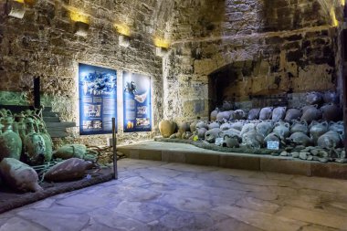 Heraklion, Crete / Yunanistan. Koules (castello bir kısrak) kalenin iç görünüm. Amfora (solda) Rodoslu ve Bizans (sağda) batık 