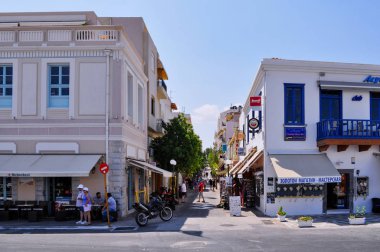 Agios Nikolaos, Crete / Yunanistan. Geleneksel Girit ürünler ve Hediyelik eşya mağazalarıyla dolu 's dar sokakları ile Agios Nikolaos şehrin cadde görünümü. Erken sabah saat