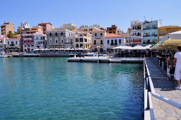 Agios Nicolaos Kréta Řecko Turisté Relaxační Kavárnách Pobřežní Promenádě Městečku — Stock fotografie