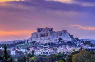 Panathenaic Stadyumu'ndan görüldüğü gibi, gün batımı nda renkli bulutlu gökyüzü ile Parthenon Tapınağı (tanrıça Athena adanmış) ile Yunanistan Atina şehir Akropolis. Alacakaranlıkta manzara kentsel görünümü
