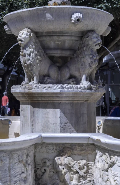 伊拉克利翁 克里特岛 莫罗西尼喷泉 所谓的狮子喷泉 在Kallergon广场 狮子广场 在伊拉克利翁市 威尼斯喷泉 四只狮子 水从嘴里涌出 — 图库照片
