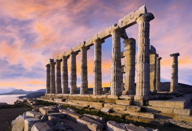 Sounion, Attica / Yunanistan. Sounion Burnu'ndaki Poseidon Tapınağı. Güzel bulutlu gökyüzü ile renkli gün batımı. Altın saat