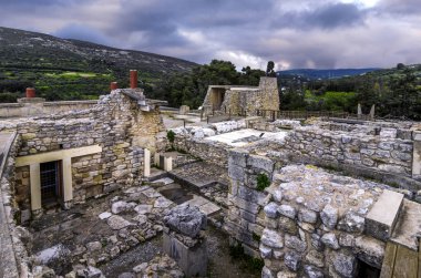 Knossos Palace, Girit / Yunanistan. Gün batımında Kandiye'deki Knossos arkeolojik alanı. Bulutlu gökyüzü