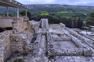 Knossos Palace, Girit / Yunanistan. Gün batımında Kandiye'deki Knossos arkeolojik alanının görünümü. Bulutlu gökyüzü