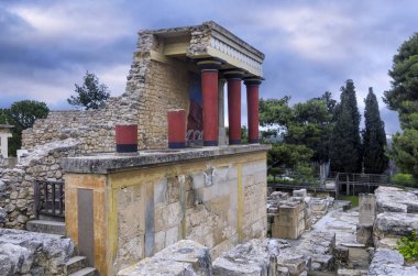 Knossos Palace, Girit / Yunanistan. Knossos ünlü arkeolojik sitede şarj boğa fresk ile Kuzey Girişi restore. Gün batımı, bulutlu gökyüzü