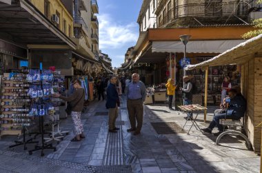Kandiye, Girit Adası / Yunanistan. Kandiye şehrinde geleneksel merkezi pazar. Bu hediyelik eşya, giysi ve ayakkabı, hediyeler, meyve, sebze, otlar, kasaplar vb ile dükkanlar evler.