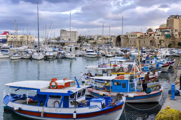 Heraklion Ostrov Kréty Řecko Tradiční Barevné Rybářské Čluny Zakotvené Starém — Stock fotografie