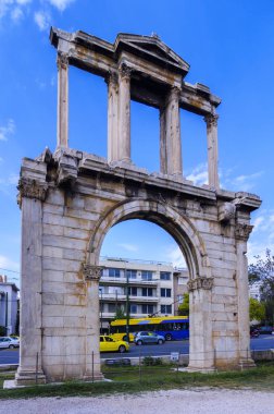 Atina, Attica / Yunanistan. Hadrian Kemeri, yunancada en çok Hadrian Kapısı olarak bilinir, bazı açılardan Roma zafer kemerine benzeyen anıtsal bir geçittir. Güneşli gün, mavi bulutlu gökyüzü