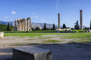 Atina, Attica / Yunanistan.Atina şehir merkezinde Olympian Zeus Olympieion veya Sütunlar olarak da bilinen Olympian Zeus Tapınağı. Güneşli gün, mavi bulutlu gökyüzü, panoramik manzara
