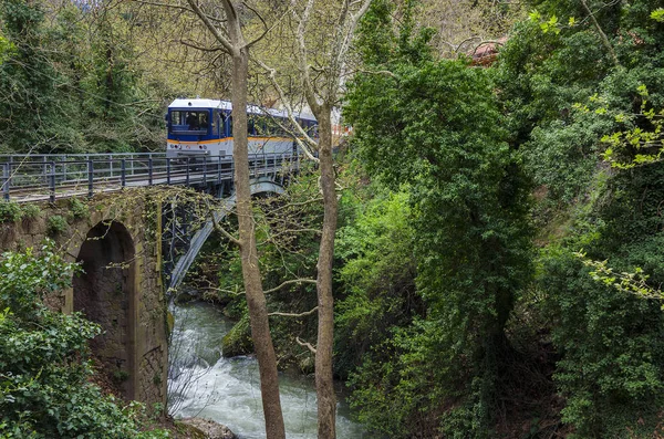 Zachlorou Peloponeso Grécia Trem Odontotos Passa Aldeia Zachlorou Sobre Ponte — Fotografia de Stock