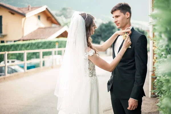 La mariée corrige le marié une boutonnière — Photo