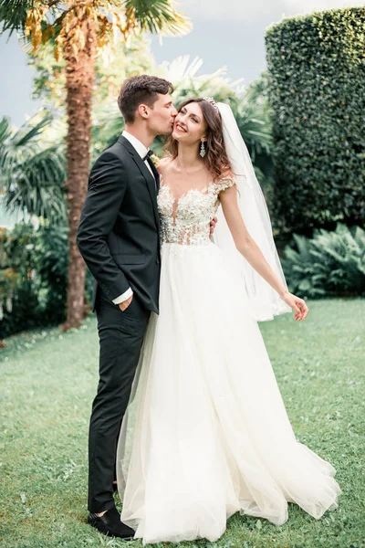 Casamento casal beijando na rua — Fotografia de Stock