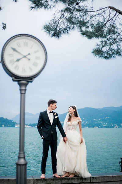 Svatební Pár Líbání Pozadí Jezero Hory Oblačné Počasí — Stock fotografie