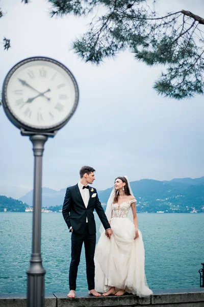 Casal Casamentos Beijando Fundo Lago Montanhas Tempo Nublado — Fotografia de Stock