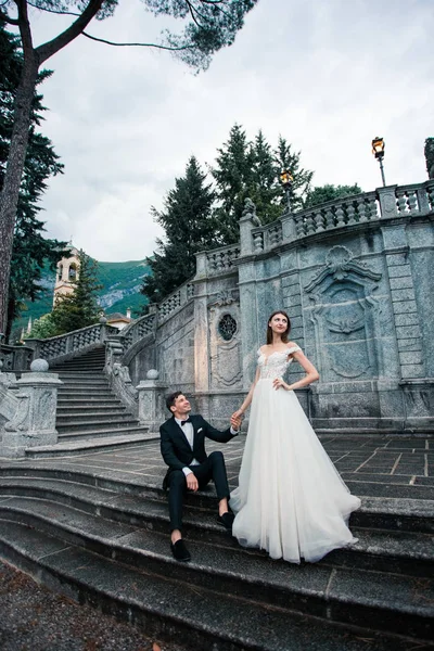 Casal Casamento Nas Escadas Parque Noite — Fotografia de Stock