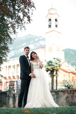 yağmur altında bir ağacın altında parkta öpüşme düğün çifti