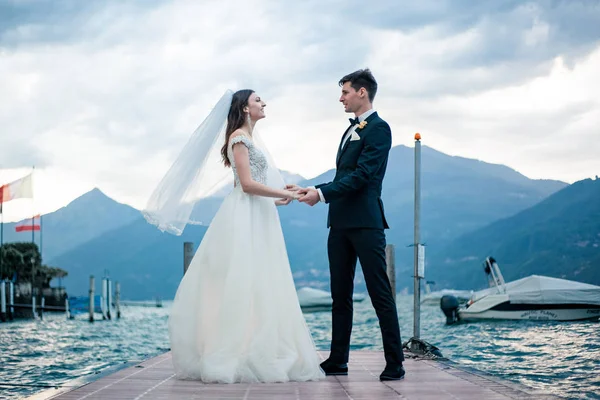 Casal Casamentos Beijando Fundo Lago Montanhas Tempo Nublado — Fotografia de Stock