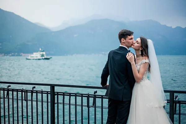 Casal Casamentos Beijando Fundo Lago Montanhas Tempo Nublado — Fotografia de Stock