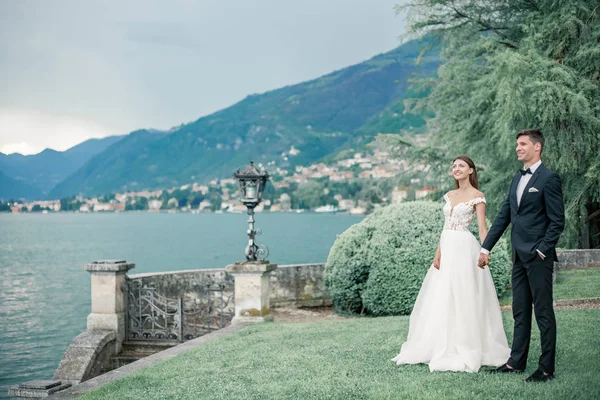 Svatební pár na pozadí jezero a hory — Stock fotografie