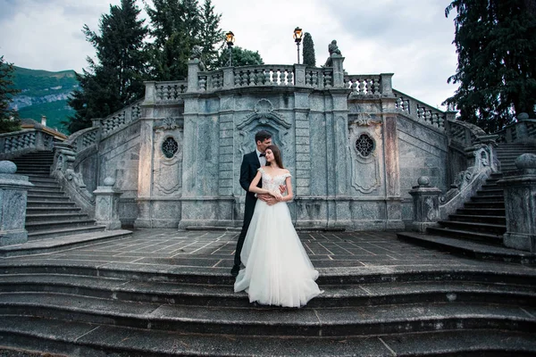 Svatební pár na schodech v parku — Stock fotografie