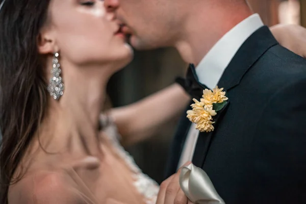 Casamento casal beijando na rua — Fotografia de Stock