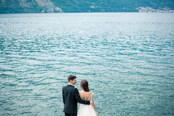 Casamento Casal Beijando Fundo Lago Montanhas Noite — Fotografia de Stock