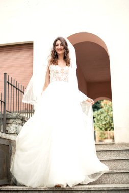 Gelin merdivenlerden iner