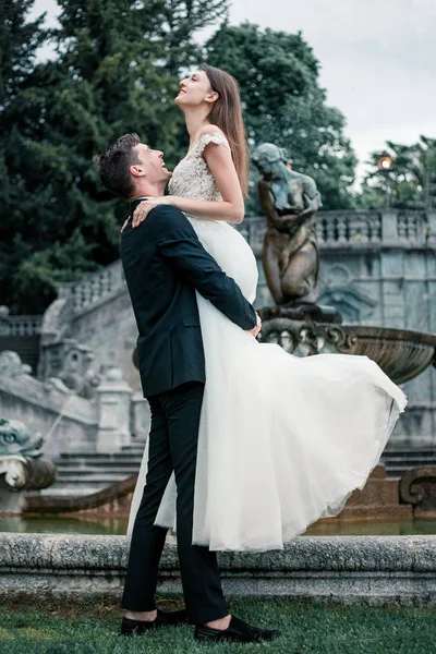 Casamento casal o fundo do lago e montanhas — Fotografia de Stock