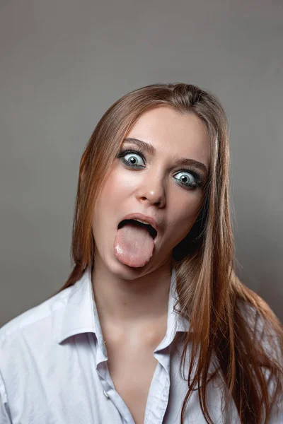 Chica en camisa con lengua — Foto de Stock