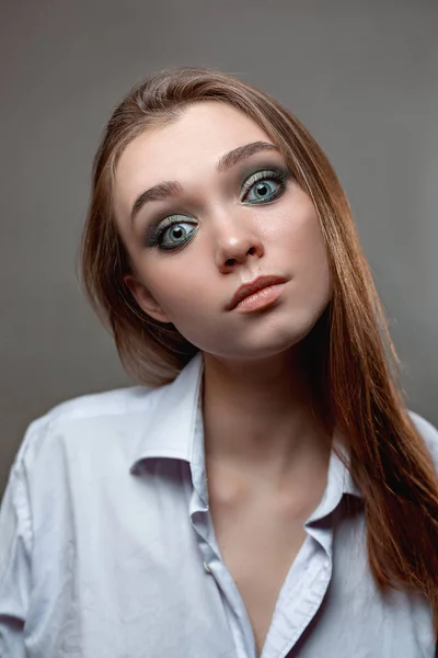 Chica Con Una Cara Disgustada Una Camisa Sobre Fondo Gris — Foto de Stock