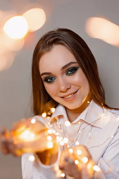 Menina na camisa sorri com sparkler — Fotografia de Stock