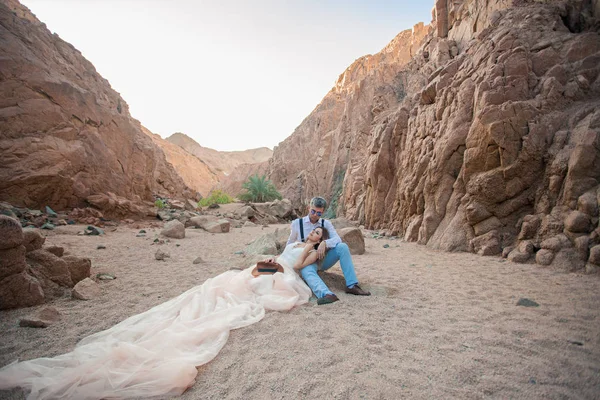 Una Hermosa Pareja Boda Cañón Besos Contra Telón Fondo Palmeras — Foto de Stock