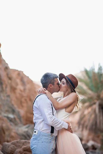 Belo Casal Casamentos Desfiladeiro Beija Fundo Das Palmeiras — Fotografia de Stock