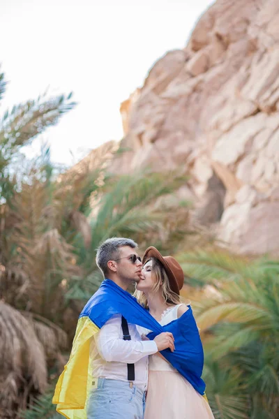 Casal Jovem Envolto Bandeira Ucrânia Estão Beijando Canyon Contra Pano — Fotografia de Stock