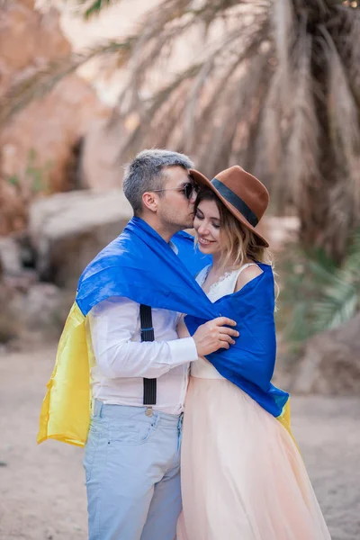 Casal Jovem Envolto Bandeira Ucrânia Estão Beijando Canyon Contra Pano — Fotografia de Stock