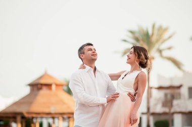 Yeni evli çift düğün lüks tatil sonra. Romantik gelin ve damat yüzme havuzu rahatlatıcı. Balayı. Tropik ülke.