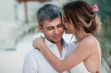 Bir lüks tatil düğün sonra yeni evliler. Romantik gelin ve damat otel çatısında öp. Balayı. Tropik ülke. Düğün çifti.