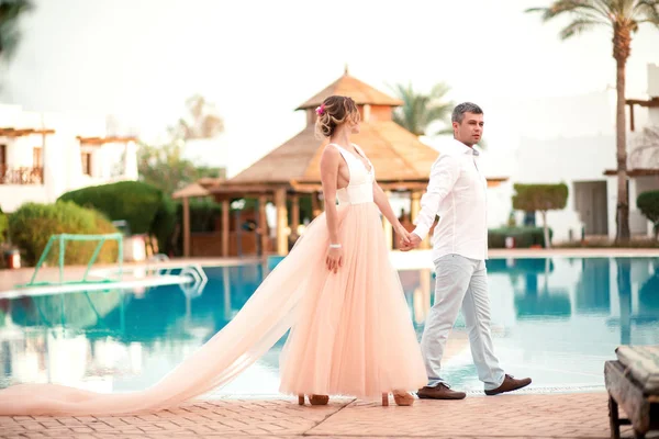 Novomanželský Pár Svatbě Luxusní Resort Romantická Nevěsta Ženich Relaxaci Bazénu — Stock fotografie