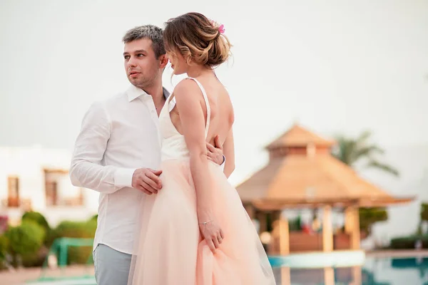 Casamento Recém Casado Após Casamento Resort Luxo Noiva Romântica Noivo — Fotografia de Stock