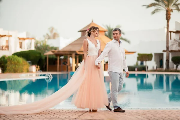 Casamento Recém Casado Após Casamento Resort Luxo Noiva Romântica Noivo — Fotografia de Stock