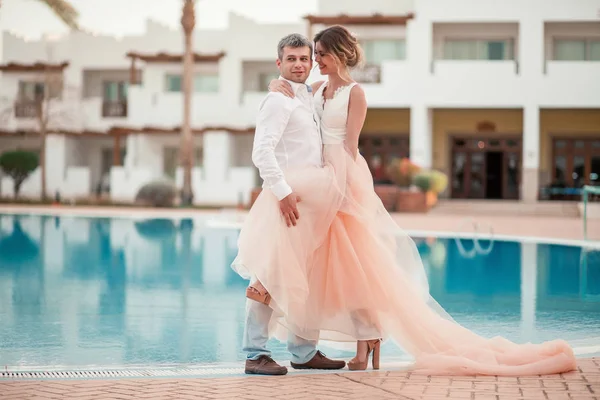 Świeżo Poślubiona Para Ślubie Luxury Resort Romantyczny Narzeczeni Relaksującego Pobliżu — Zdjęcie stockowe