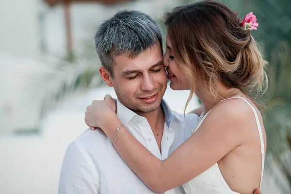 Recém Casados Após Casamento Resort Luxo Noiva Romântica Noivo Beijo — Fotografia de Stock